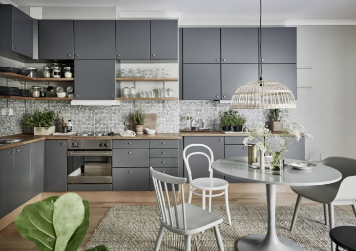 interno della cucina nei toni del grigio