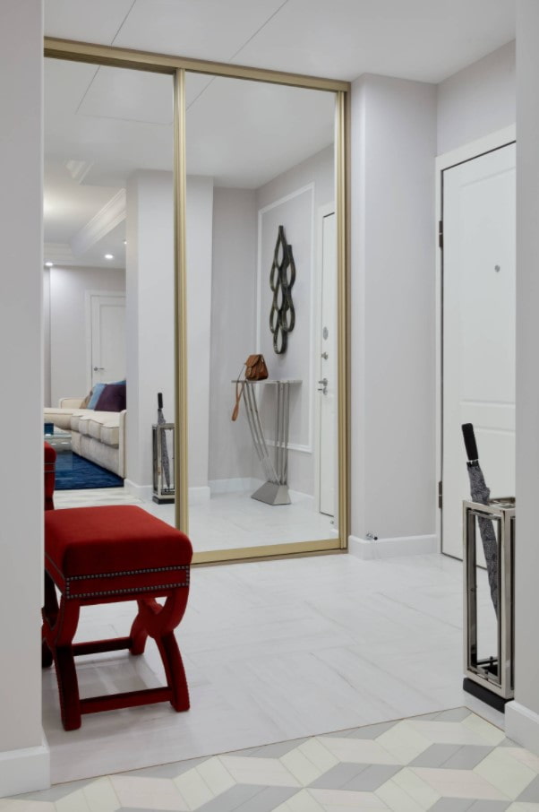 armadio con accessori dorati