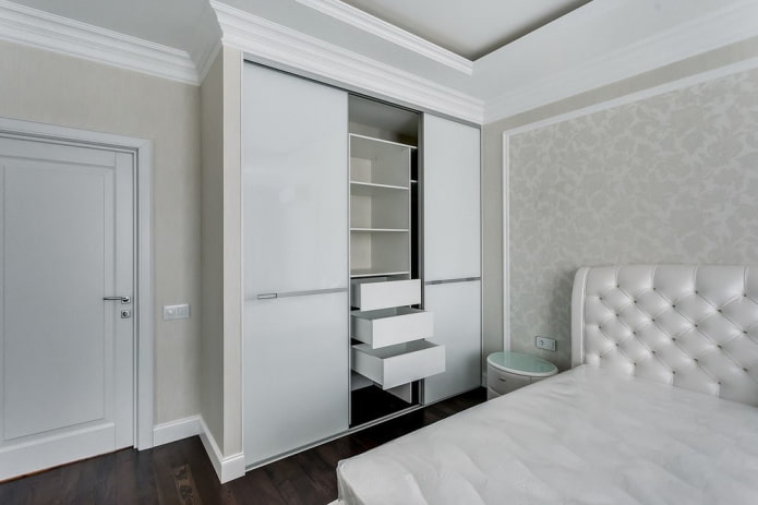 armadio nell'interno della camera da letto