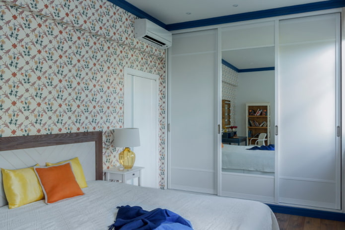 armadio con facciata a specchio nell'interno della camera da letto