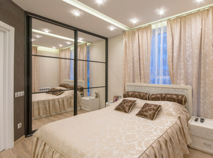 armadio con facciata a specchio nell'interno della camera da letto