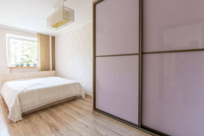 armadio color lilla nell'interno della camera da letto
