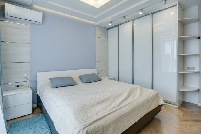 armadio con ante scorrevoli color bianco in una camera da letto interno