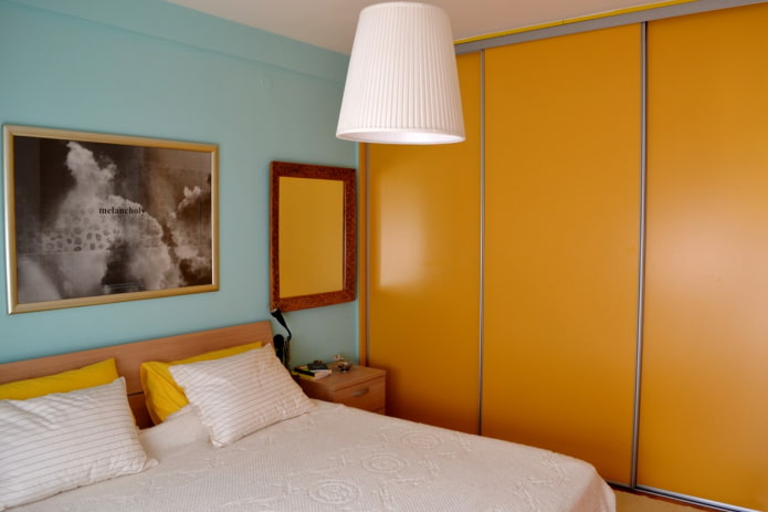 armadio arancione in una camera da letto