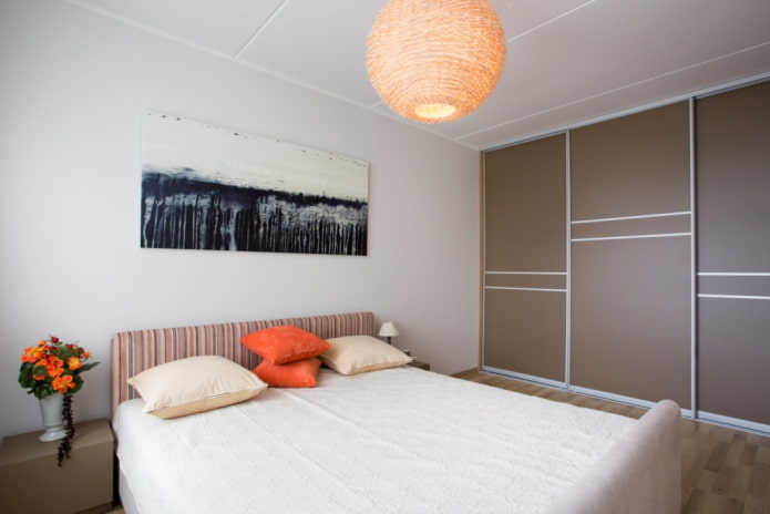 armadio marrone all'interno della camera da letto