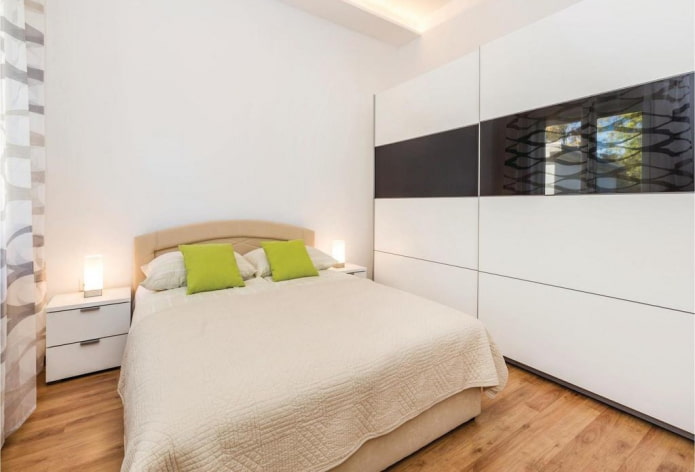 armadio bianco e nero all'interno della camera da letto