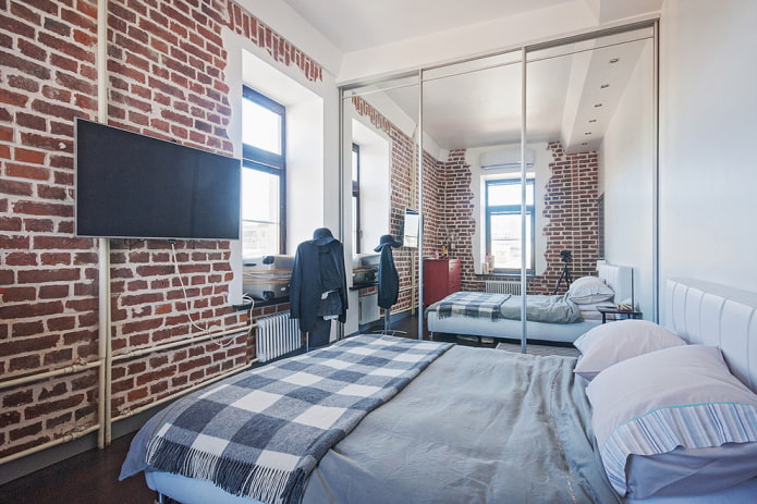 armadio all'interno di una camera da letto in stile loft