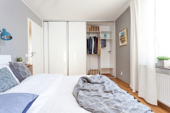 armadio all'interno di una camera da letto in stile scandinavo