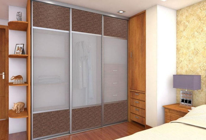 armadio scorrevole con finiture in rattan nella camera da letto