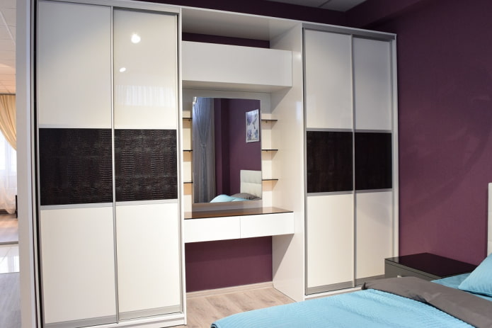 armadio con toletta all'interno della camera da letto