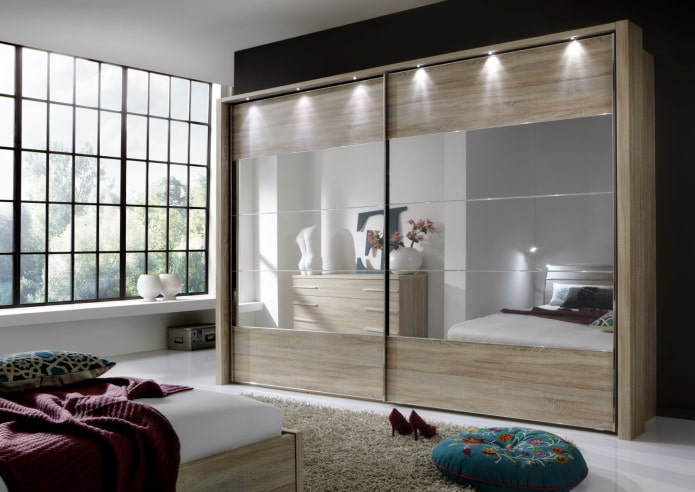 un armadio scorrevole con illuminazione all'interno della camera da letto
