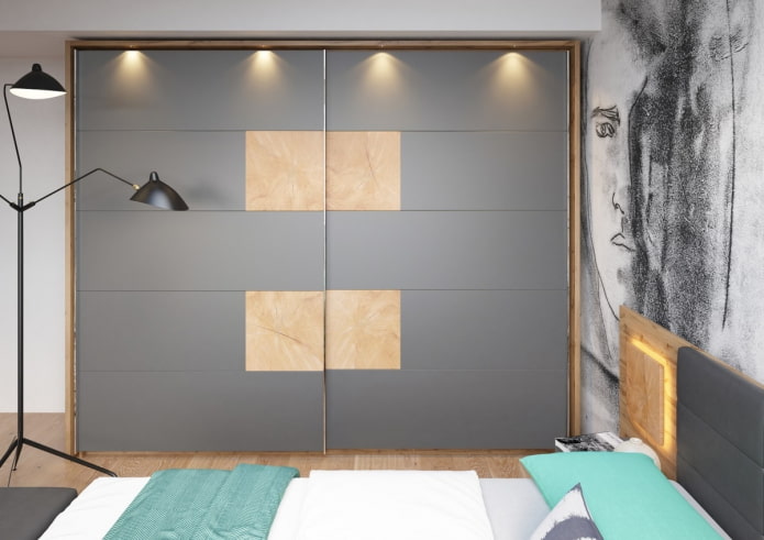 un armadio scorrevole con illuminazione all'interno della camera da letto
