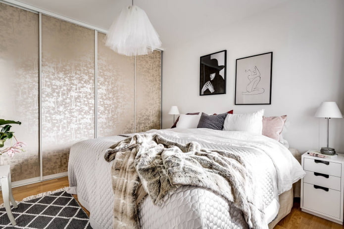 armadio beige all'interno della camera da letto