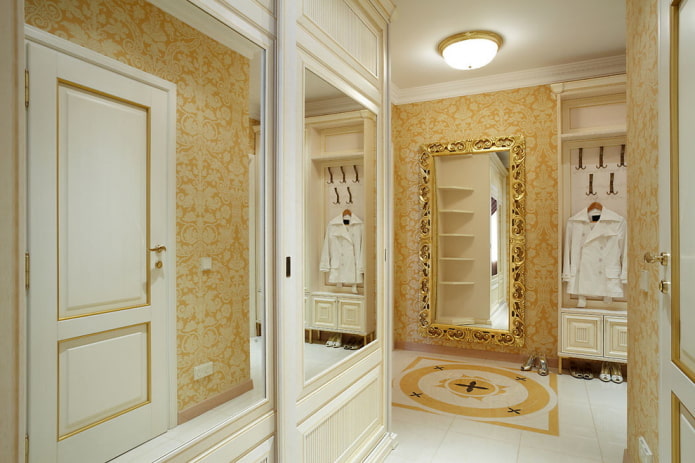 Armadio in stile classico nell'ingresso