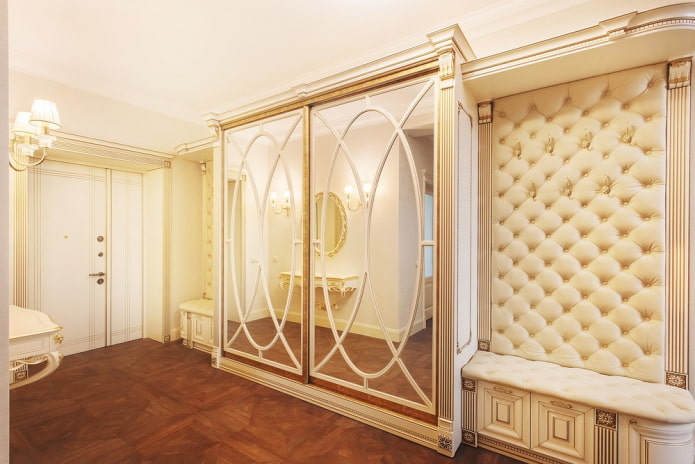 Armadio in stile classico nell'ingresso
