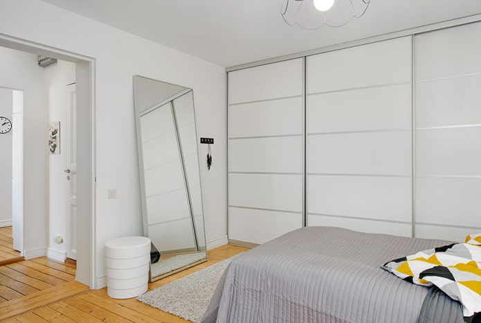 Un armadio laconico in stile scandinavo