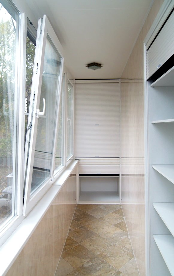 Tapparelle bianche sul balcone