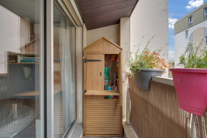 Casetta-officina sul balcone