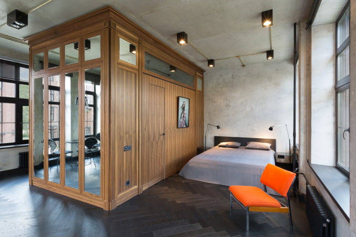 un armadio a forma di parete divisoria in un interno in stile loft