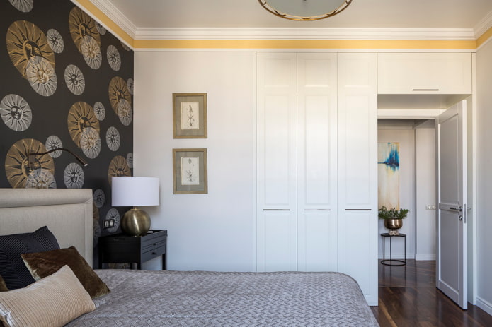 armadio con porta a forma di divisorio all'interno