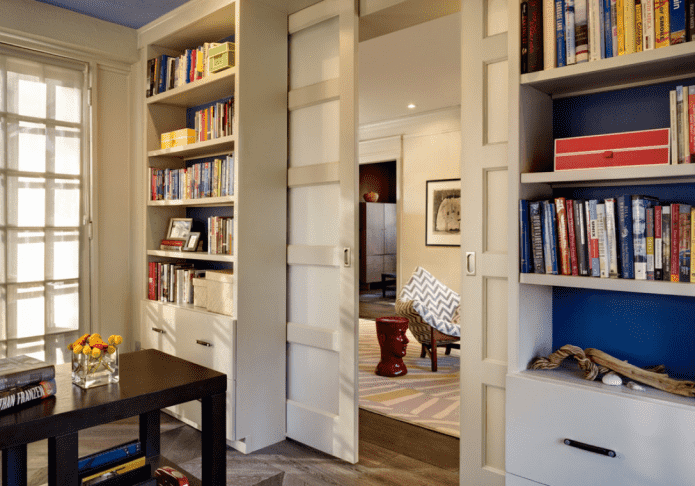 armadio con porta a forma di divisorio all'interno