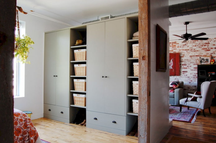 un armadio a forma di parete divisoria in un interno in stile loft