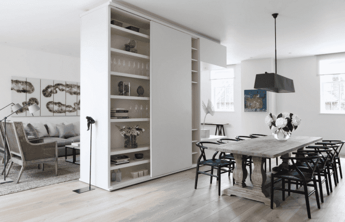 un mobile divisorio all'interno della cucina-soggiorno