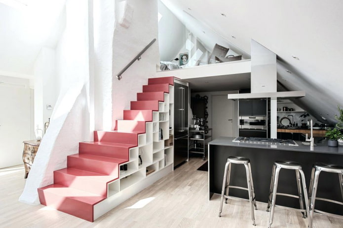 armadio sottoscala all'interno