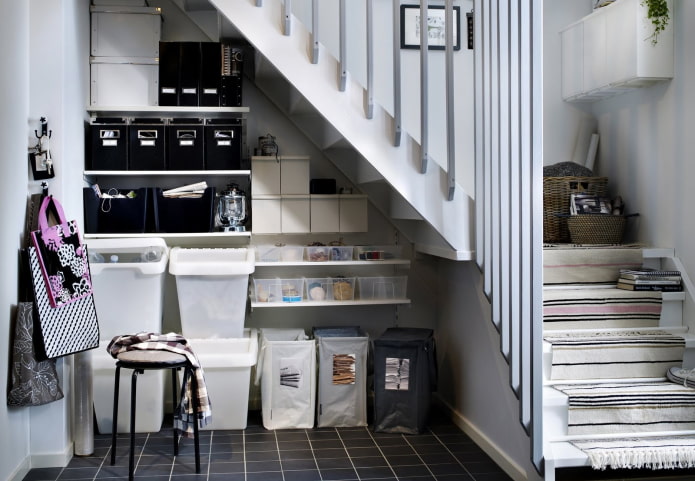 scaffali sotto le scale all'interno