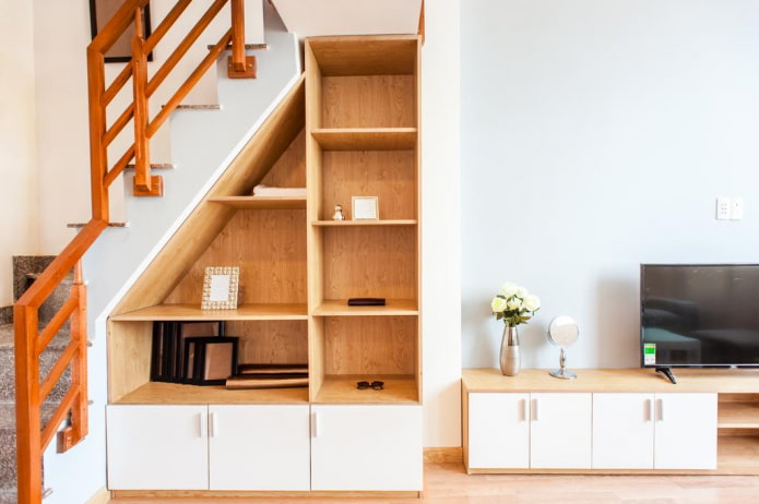 armadio sotto le scale all'interno