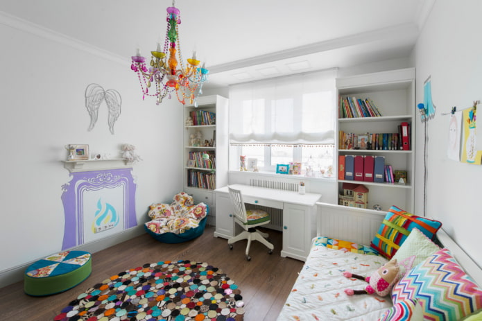 armadio vicino alla finestra nell'interno della cameretta dei bambini