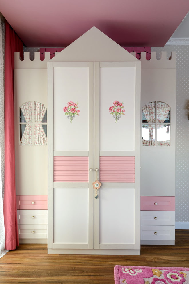 Armadio a forma di casa all'interno della cameretta dei bambini