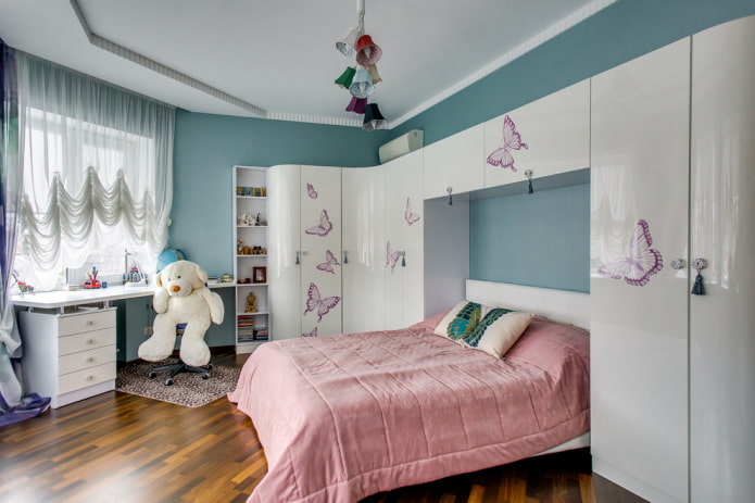 armadietto in plastica nell'interno della cameretta dei bambini