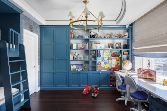 armadio blu all'interno della cameretta dei bambini