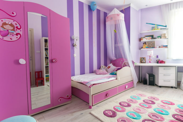 armadio rosa nella cameretta dei bambini