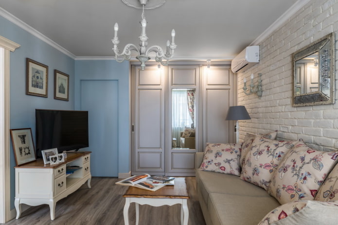 armadio all'interno dell'ingresso in stile provenzale