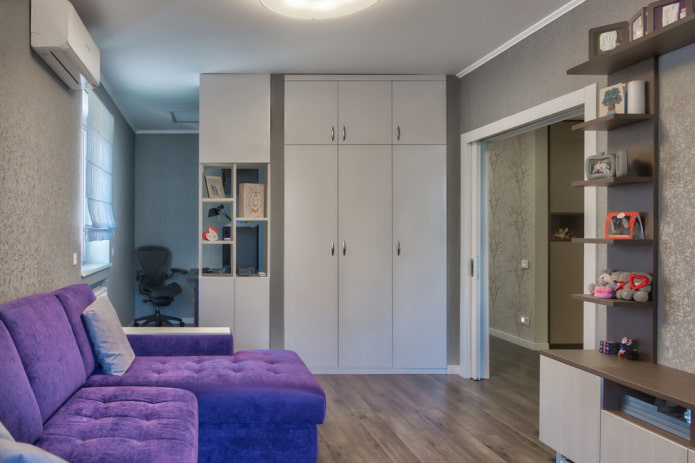 armadio con ante a battente all'interno dell'ingresso
