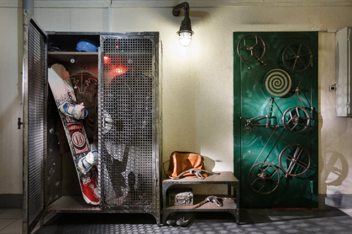 armadio all'interno del corridoio in stile loft
