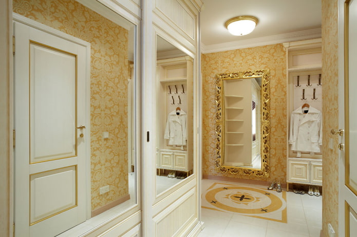 armadio all'interno del corridoio in stile classico