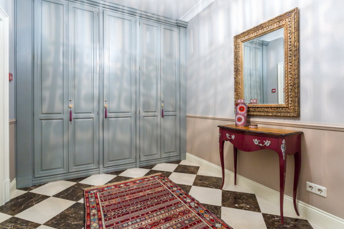 armadio blu all'interno del corridoio