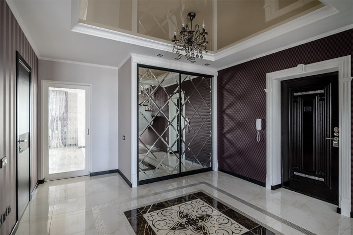 armadio all'interno del corridoio in stile classico