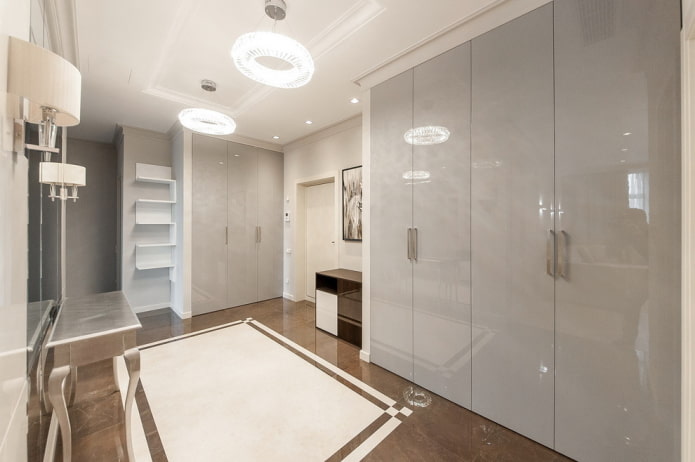 armadio grigio all'interno del corridoio