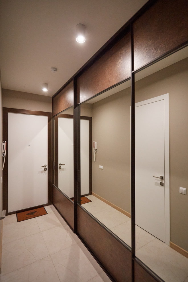 design degli armadi in l'interno del corridoio