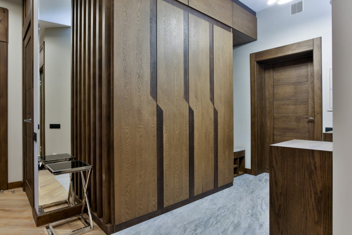 armadio marrone all'interno del corridoio