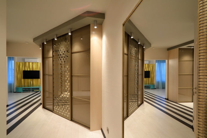 armadio fino al soffitto all'interno del corridoio