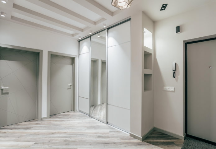 armadio all'interno del corridoio in stile minimalismo