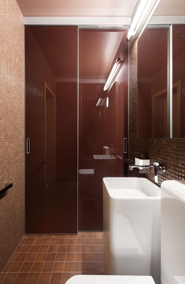armadio a muro all'interno del bagno