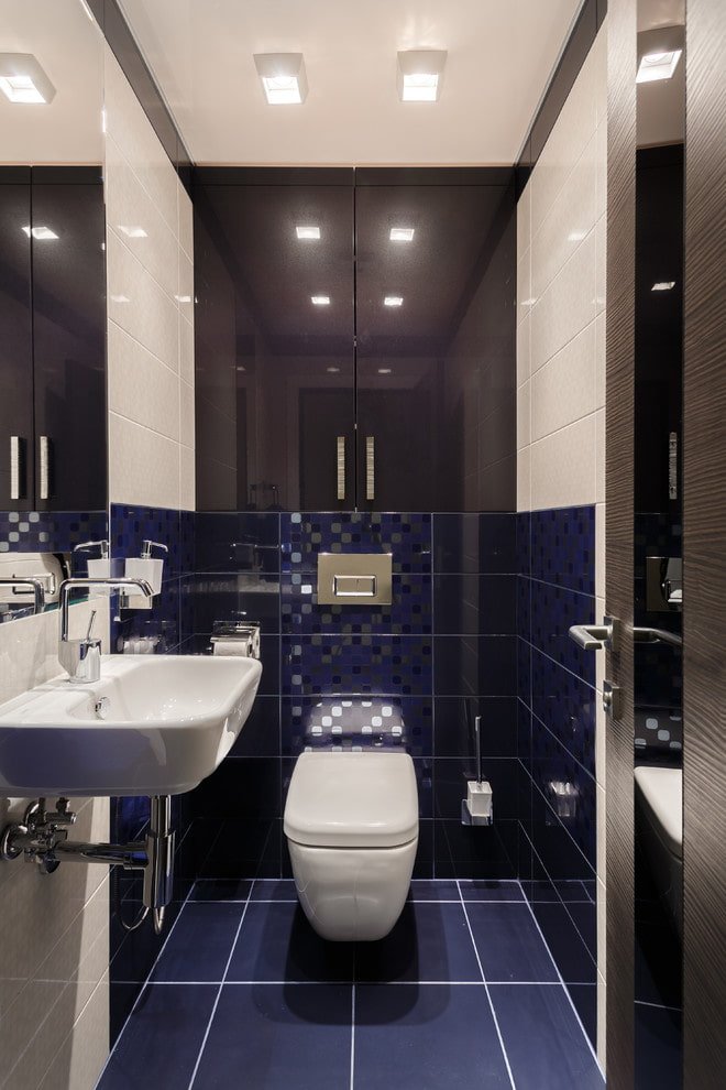 armadietto sopra l'installazione all'interno del bagno