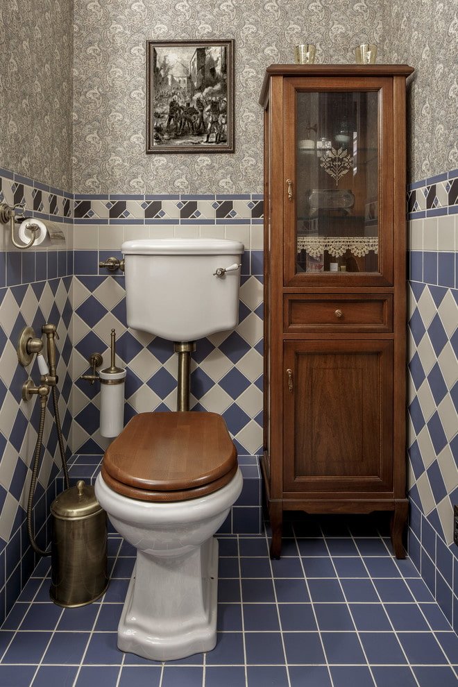 mobiletto da pavimento all'interno del WC