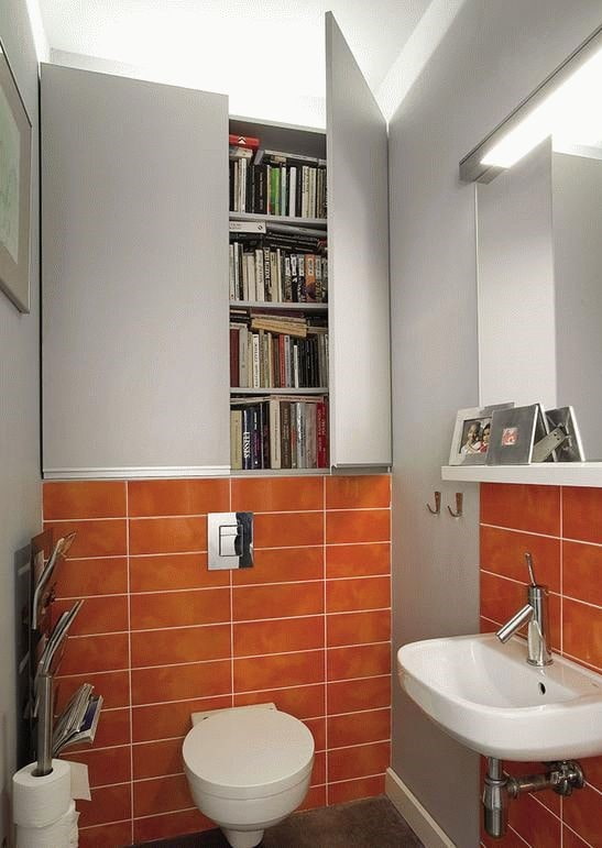 armadio con ante nell'interno del bagno